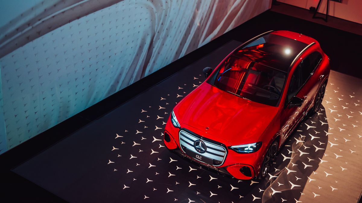 Nový Mercedes GLC se ukázal na skok v Česku. Má podvozek luxusní limuzíny a kino místo palubky